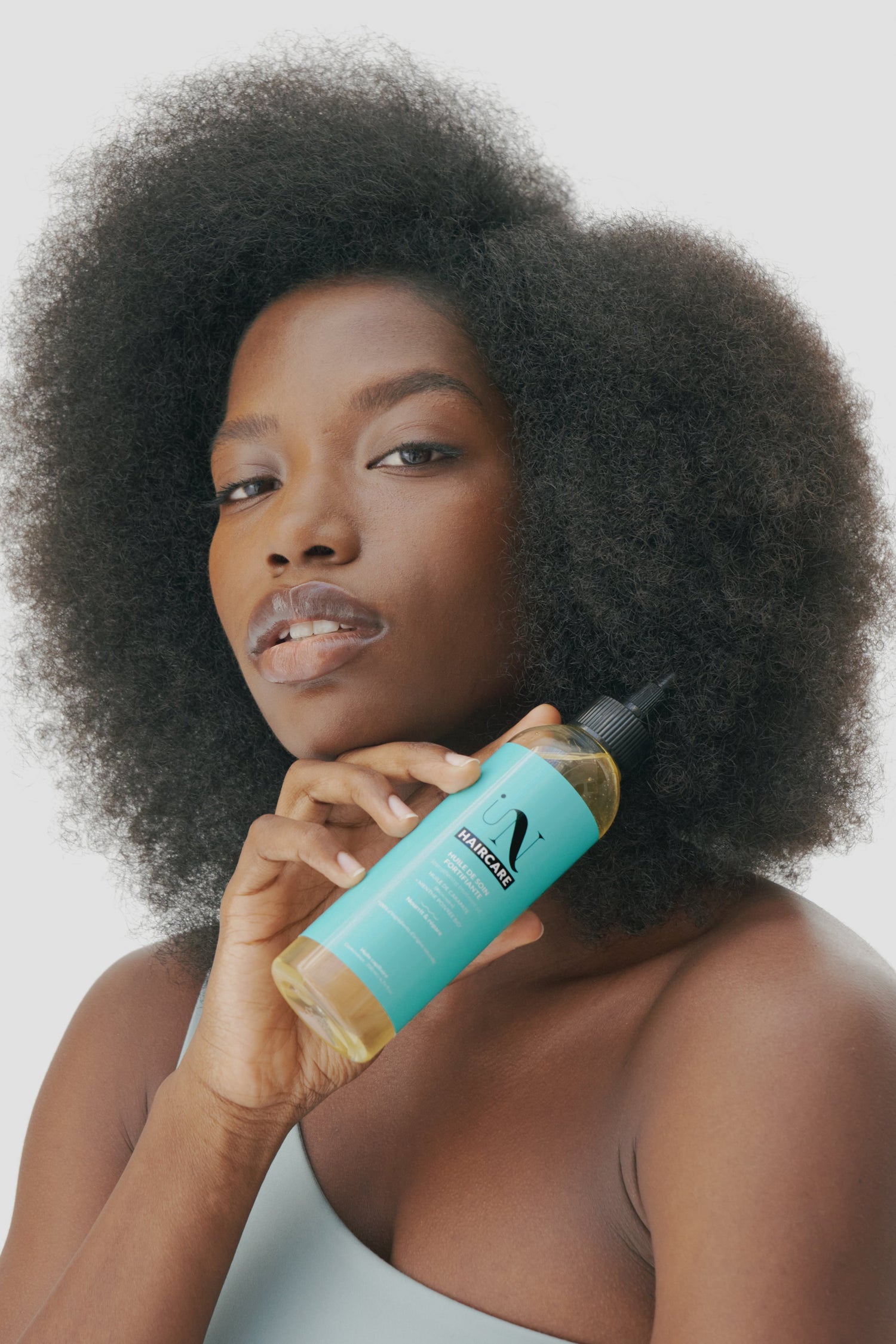 In Haircare aceite de tratamiento fortificante y maniquí